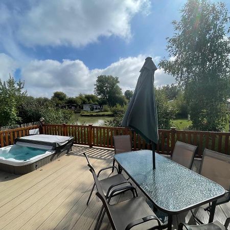 Luxury Lakeside Lodge L1 With Hot Tub Situated At Tattershall Lakes Country Park المظهر الخارجي الصورة