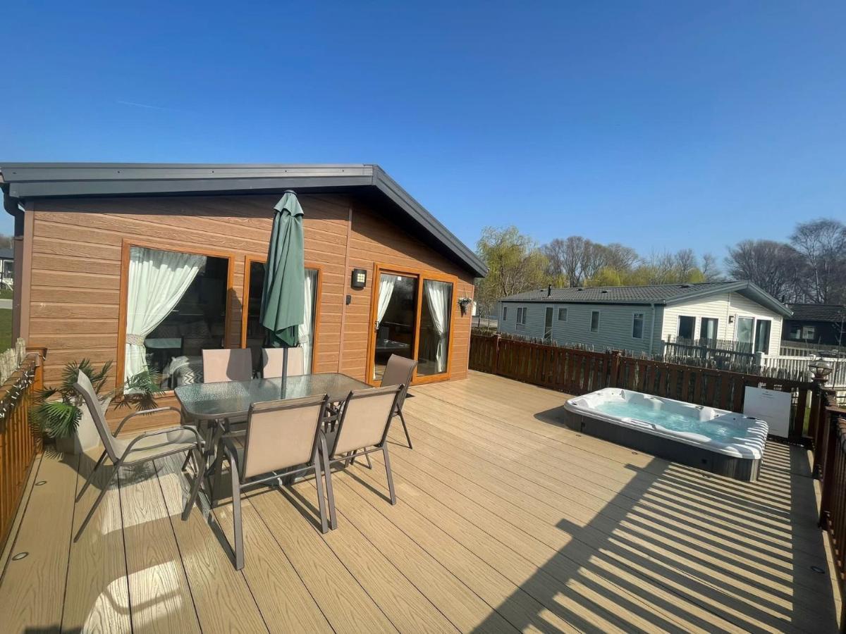 Luxury Lakeside Lodge L1 With Hot Tub Situated At Tattershall Lakes Country Park المظهر الخارجي الصورة