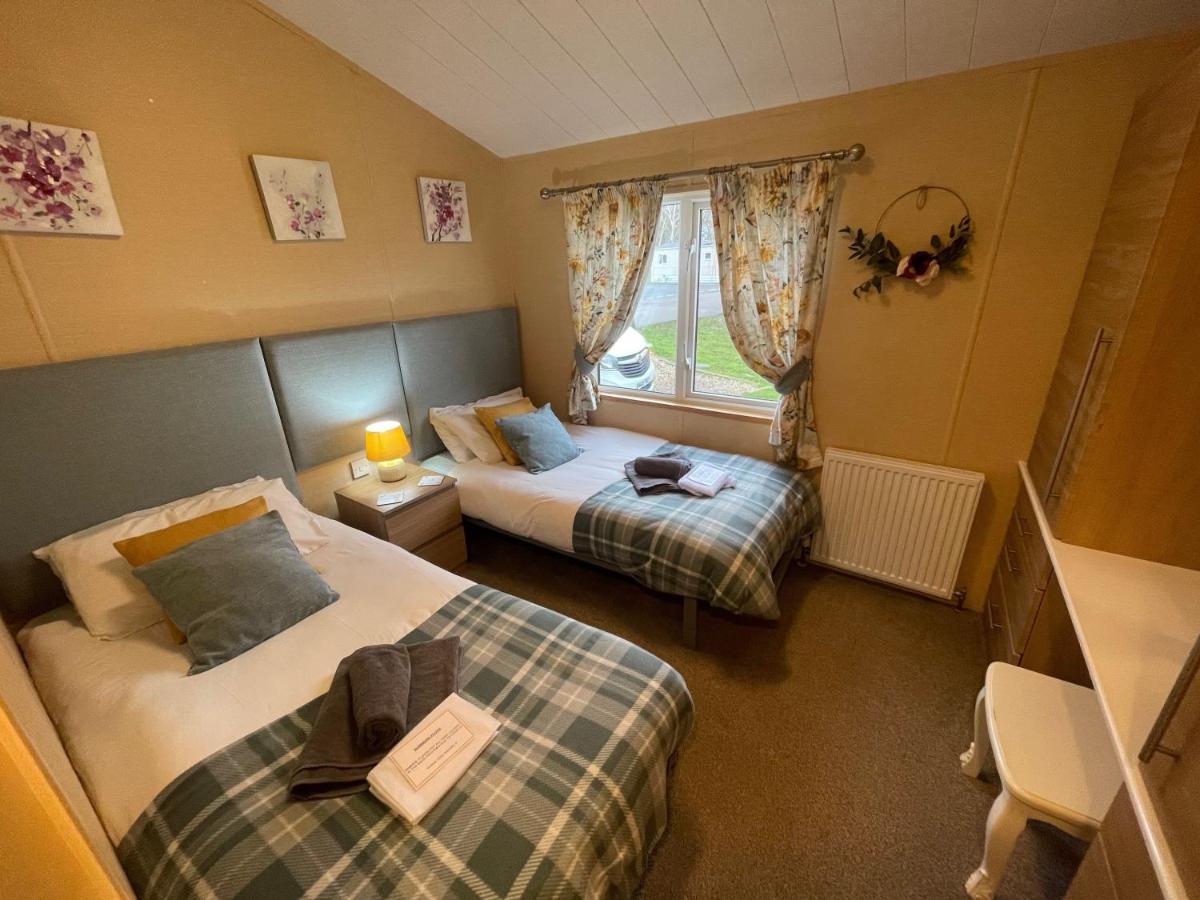 Luxury Lakeside Lodge L1 With Hot Tub Situated At Tattershall Lakes Country Park المظهر الخارجي الصورة